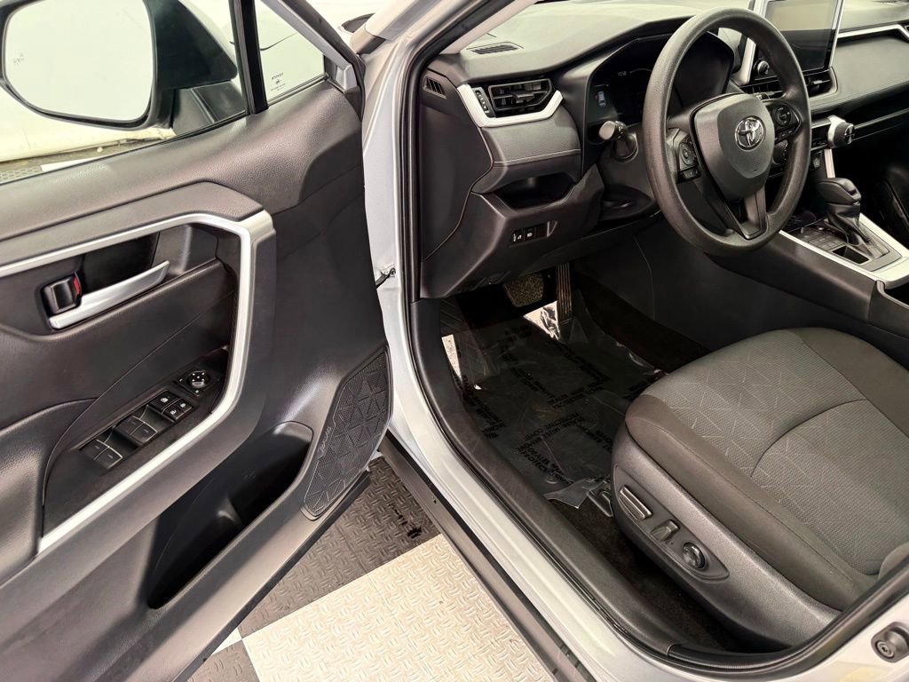 Used 2025 Toyota RAV4 XLE AWD/4WD image 32