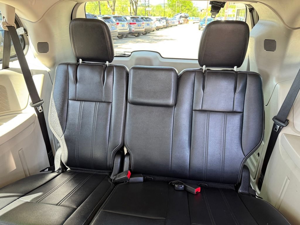 Used 2014 Chrysler Town & Country Touring FWD image 13