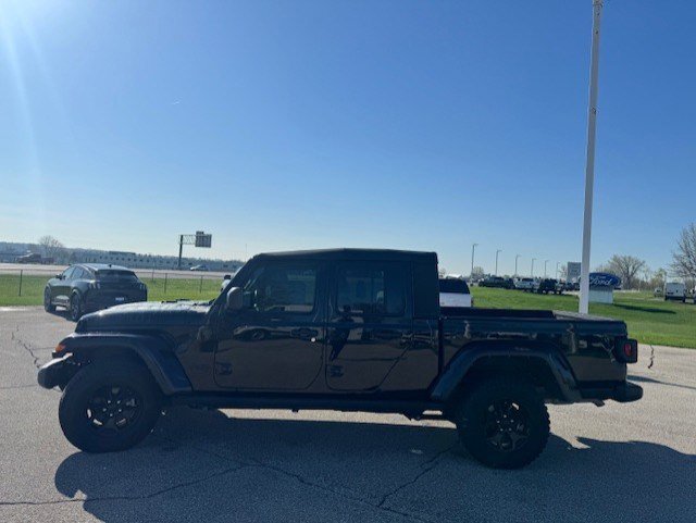 Used 2022 Jeep Gladiator Willys AWD/4WD image 6