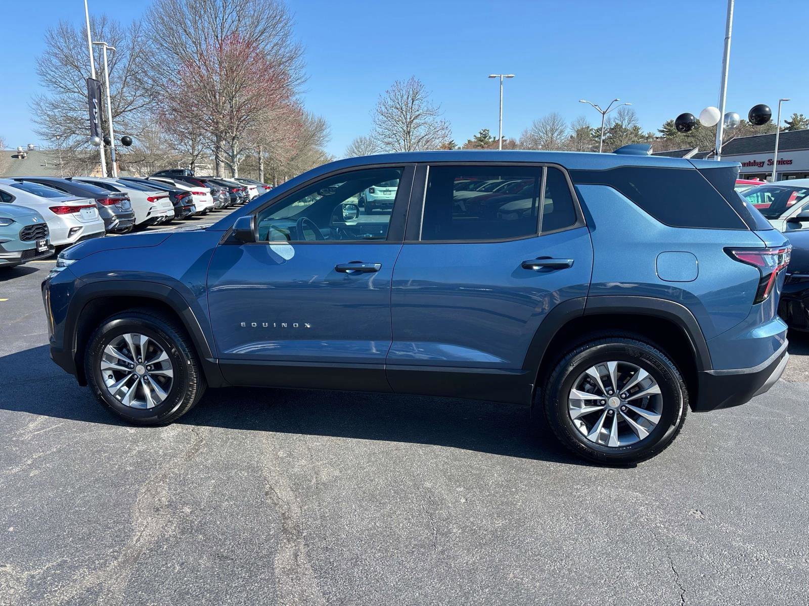Used 2025 Chevrolet Equinox LT w/ Safety and Technology Package AWD/4WD image 2