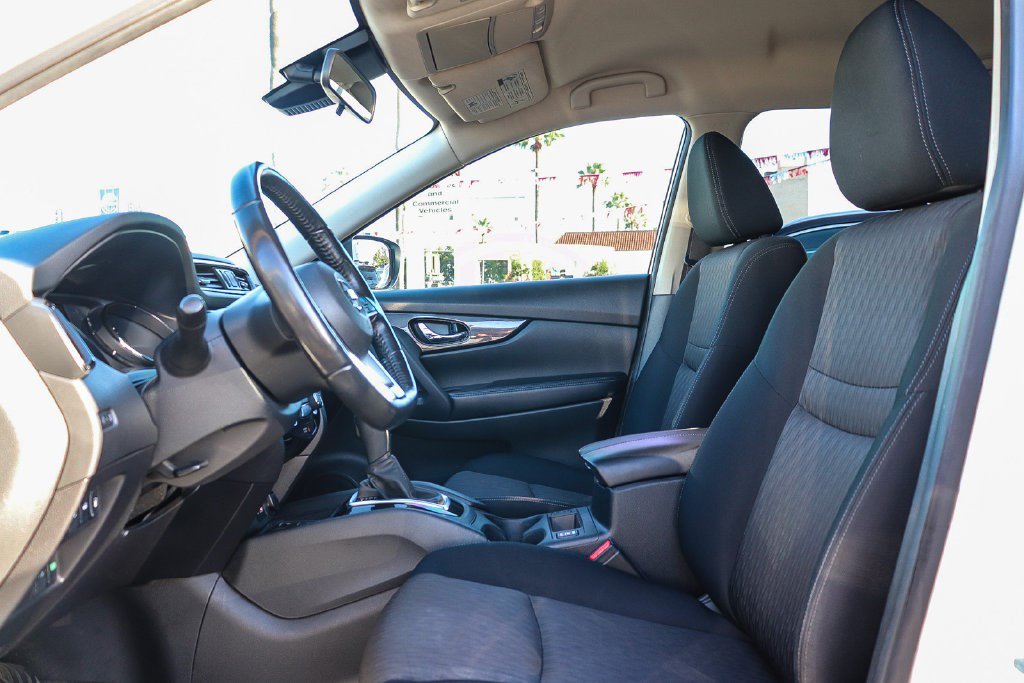 Used 2019 Nissan Rogue SV w/ Premium Package FWD image 16