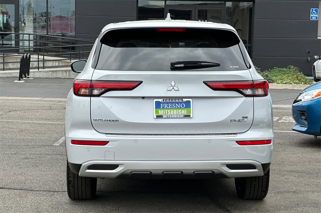 New 2025 Mitsubishi Outlander SE image 6
