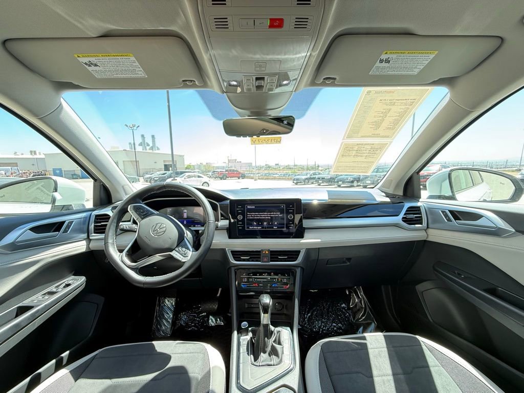 Certified 2025 Volkswagen Taos SE FWD image 10