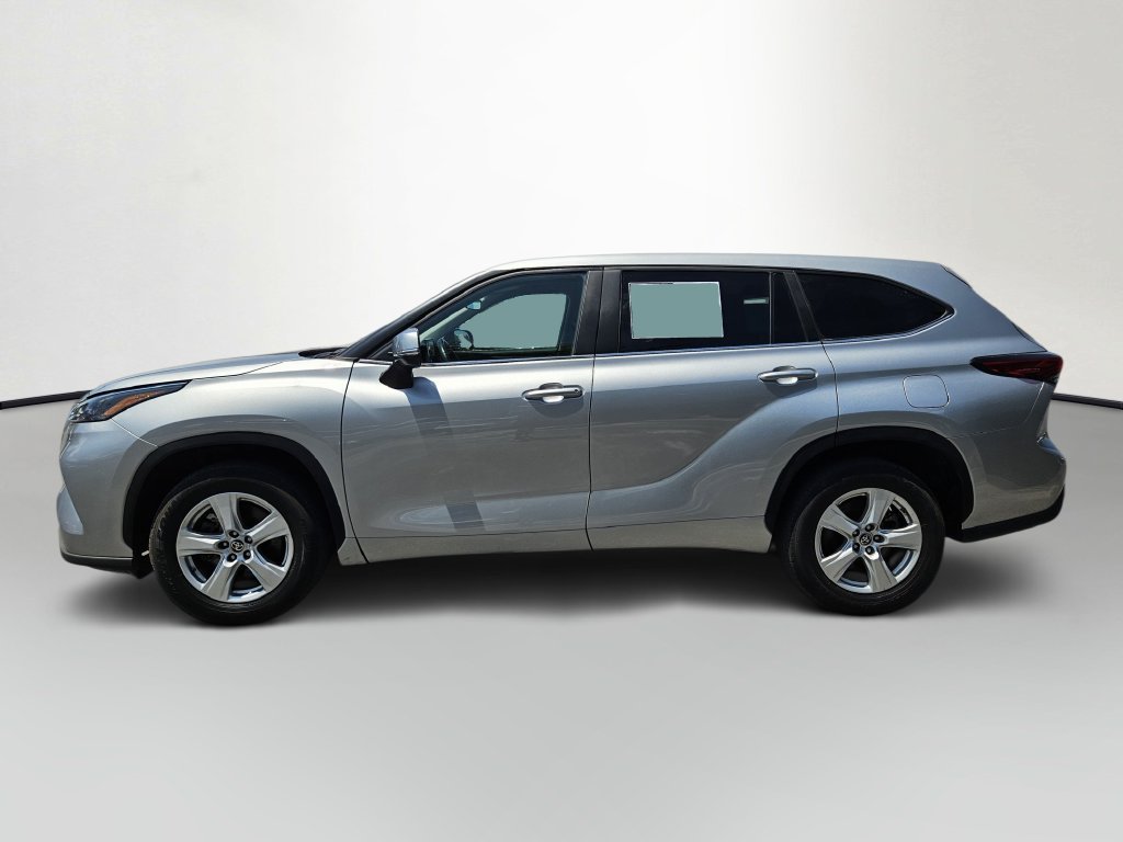 Used 2023 Toyota Highlander LE FWD image 4