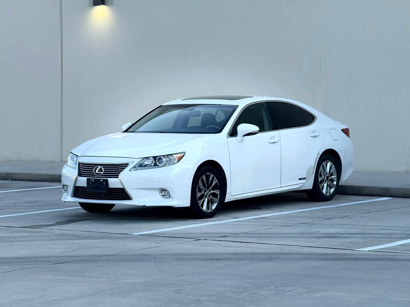 Used 2014 Lexus ES 300h w/ Luxury Package w/Bamboo Trim FWD image 3
