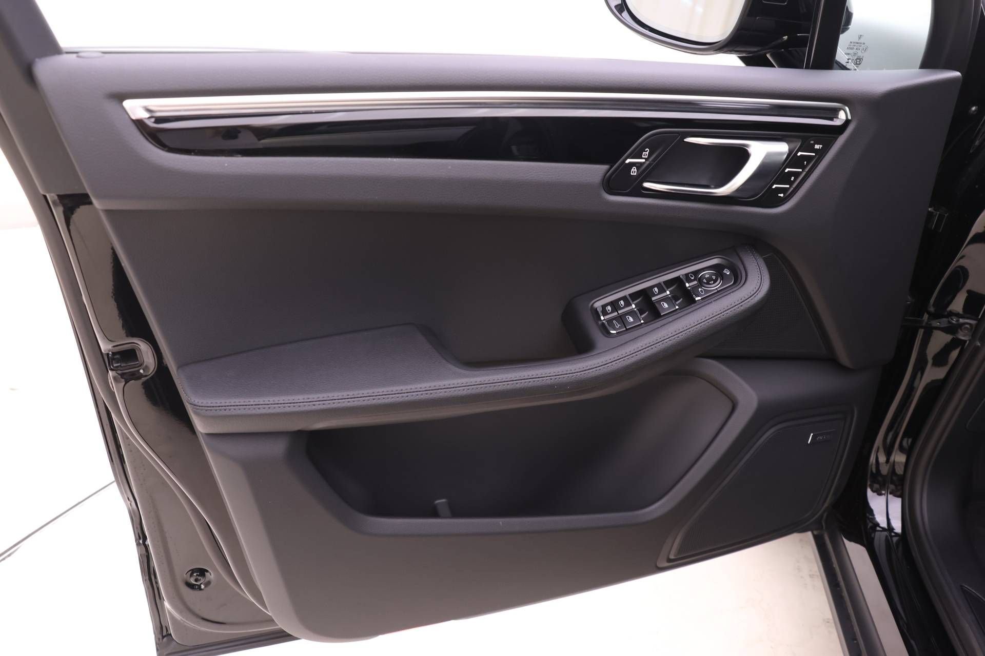 Used 2025 Porsche Macan AWD/4WD image 13