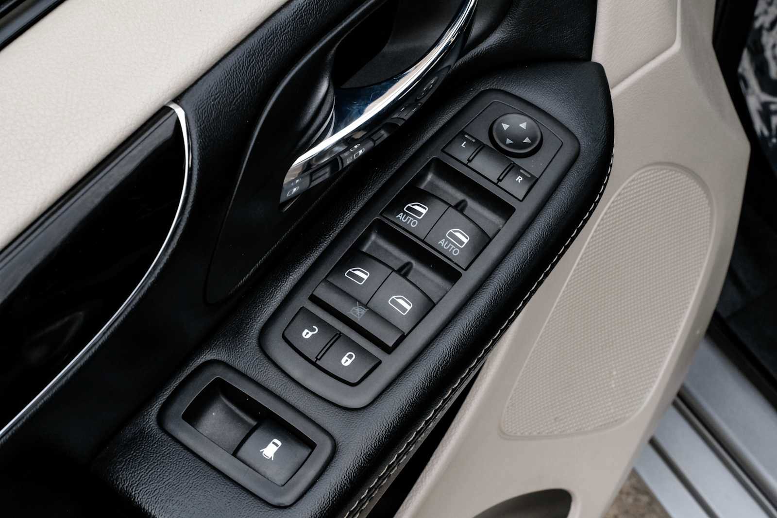 Used 2016 Dodge Grand Caravan SE image 40