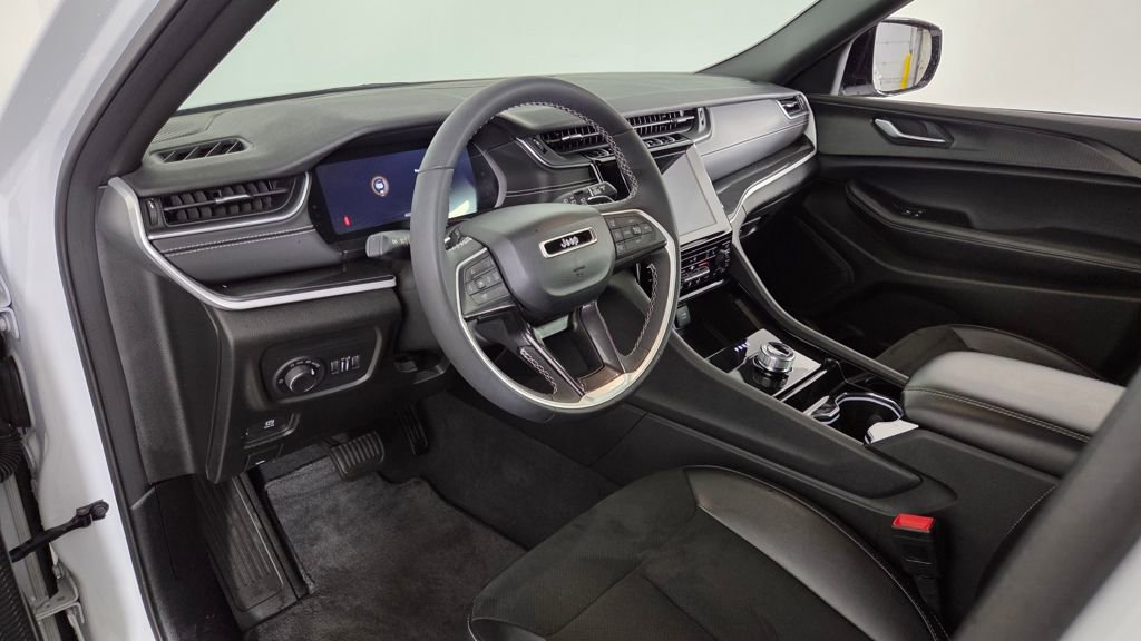 Used 2023 Jeep Grand Cherokee L Laredo image 15