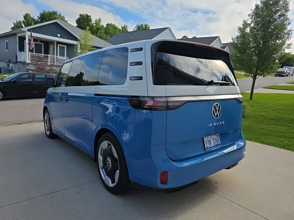Used 2025 Volkswagen ID. Buzz Pro S RWD image 11