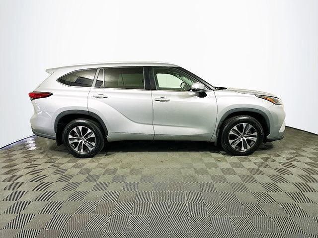 Certified 2023 Toyota Highlander XLE image 9