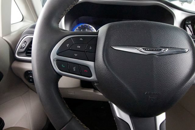 Used 2022 Chrysler Pacifica Touring-L AWD/4WD image 15