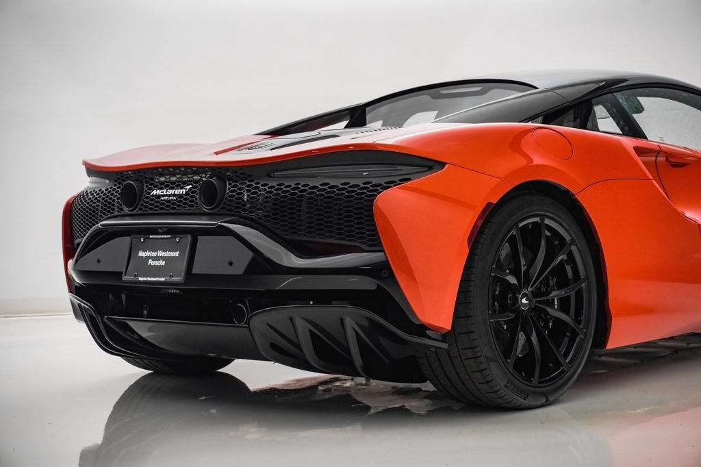 Used 2023 McLaren Artura RWD image 13