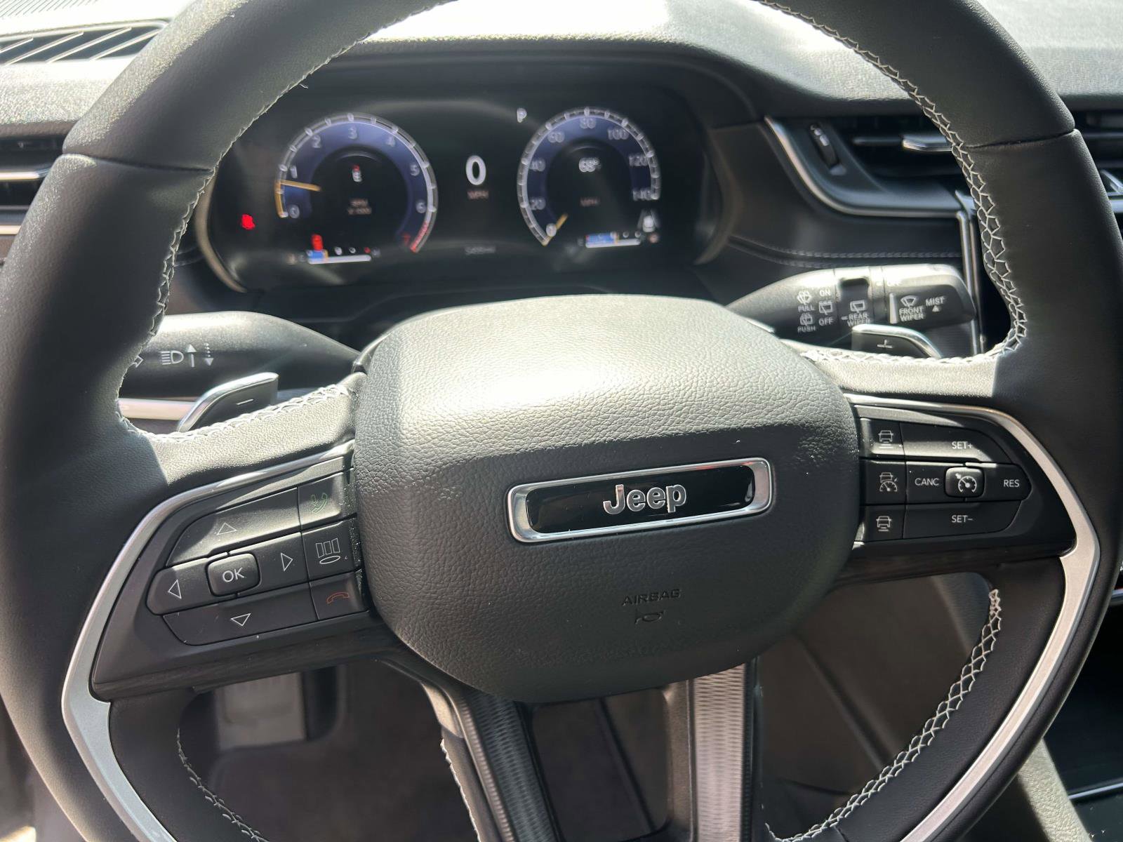 Used 2025 Jeep Grand Cherokee Laredo w/ Luxury Tech Group I AWD/4WD image 14