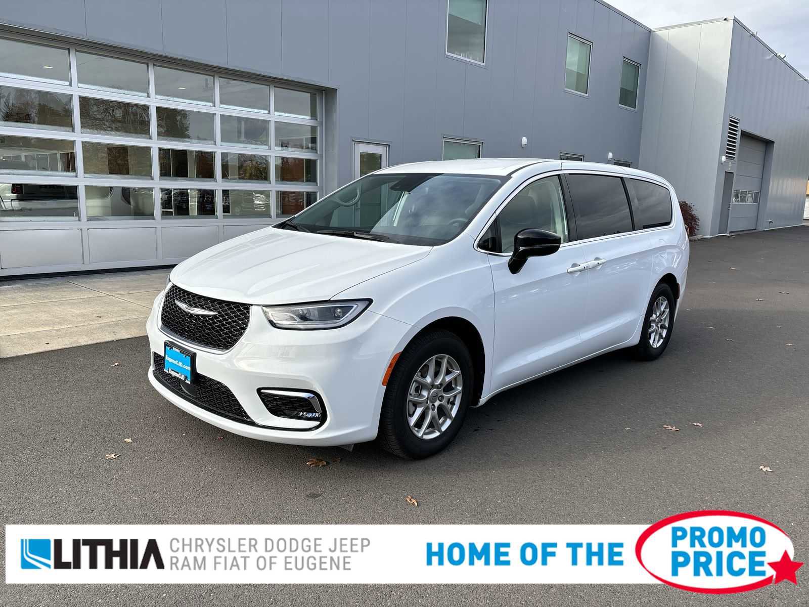 Certified 2024 Chrysler Pacifica Touring-L image 1