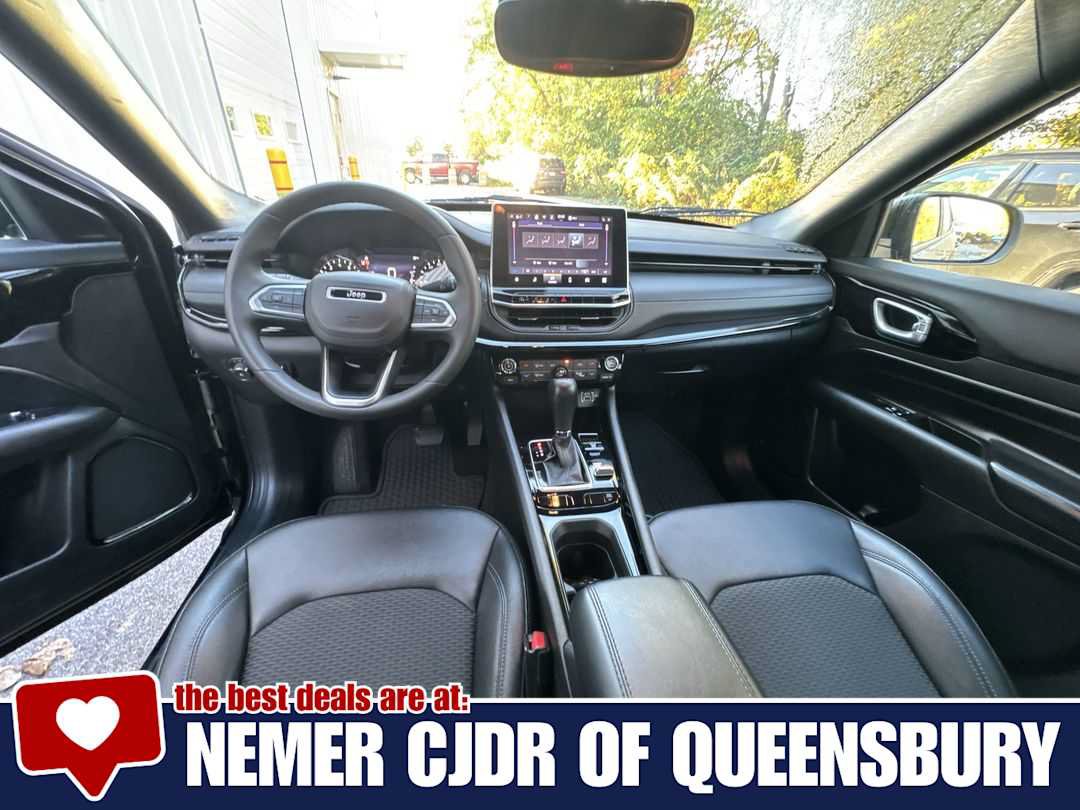 Used 2025 Jeep Compass Latitude w/ Convenience Group AWD/4WD image 20