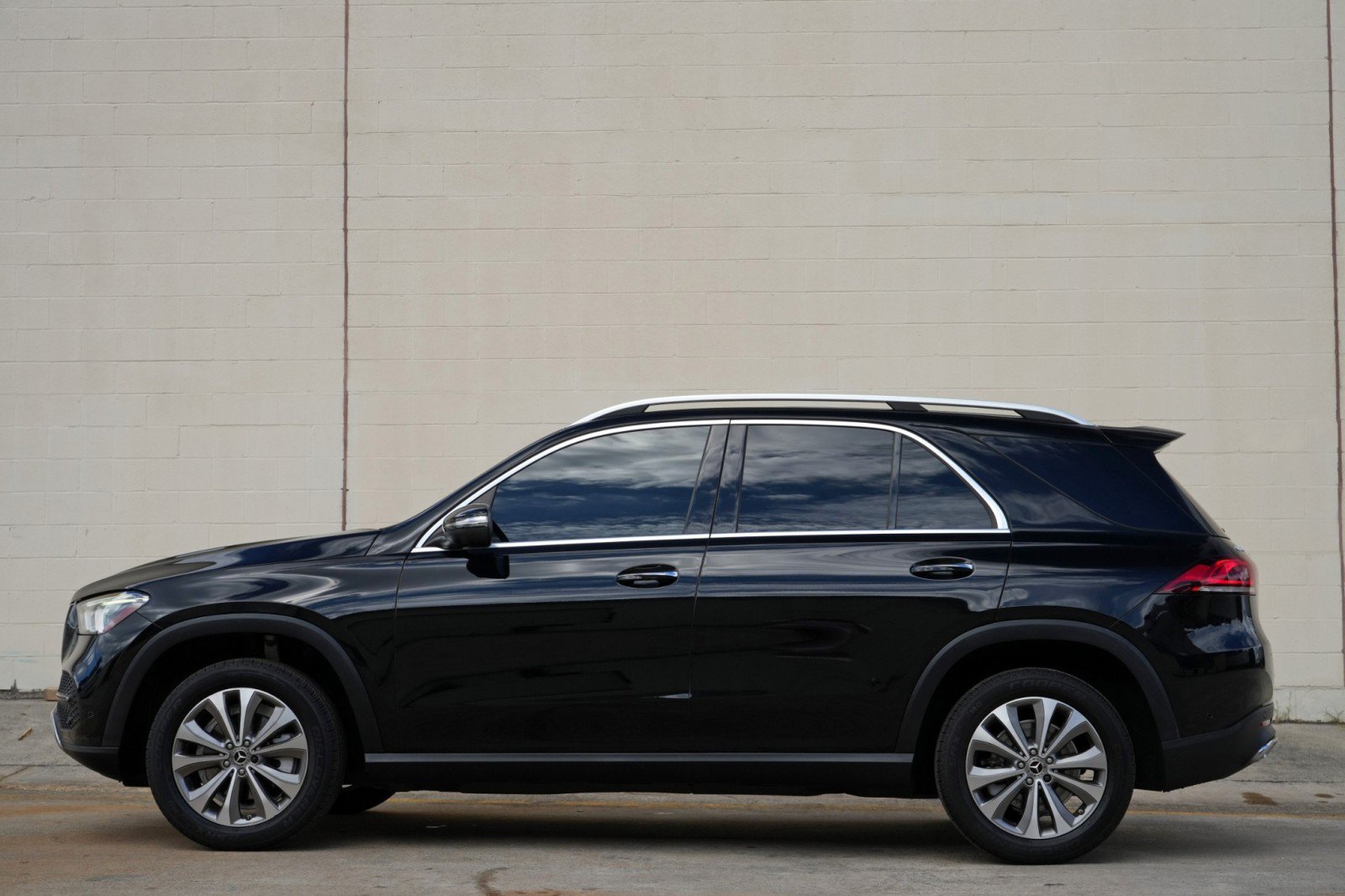 Used 2021 Mercedes-Benz GLE 350 w/ Premium Package image 8