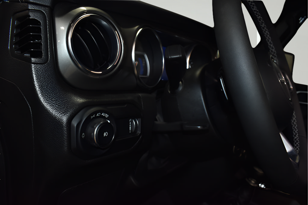 Used 2023 Jeep Wrangler Unlimited Sahara AWD/4WD image 19
