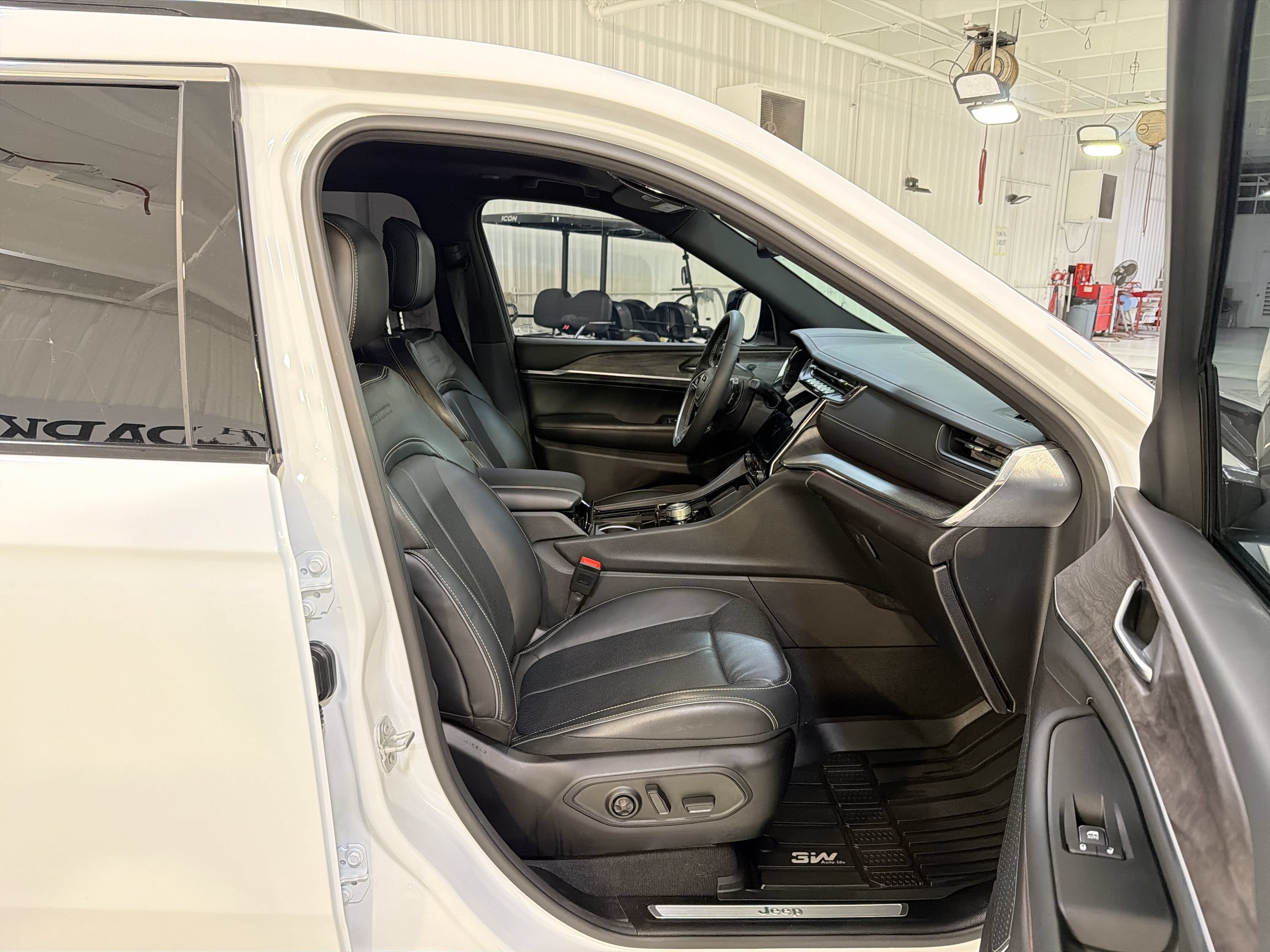 Used 2025 Jeep Grand Cherokee L Overland AWD/4WD image 30