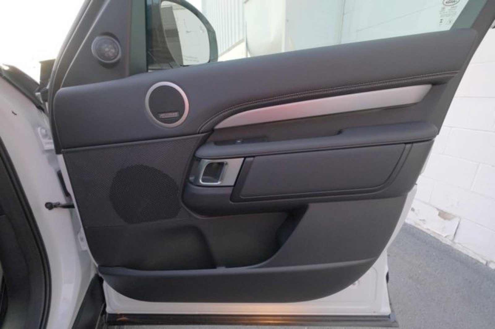 Certified 2025 Land Rover Discovery Dynamic SE AWD/4WD image 18