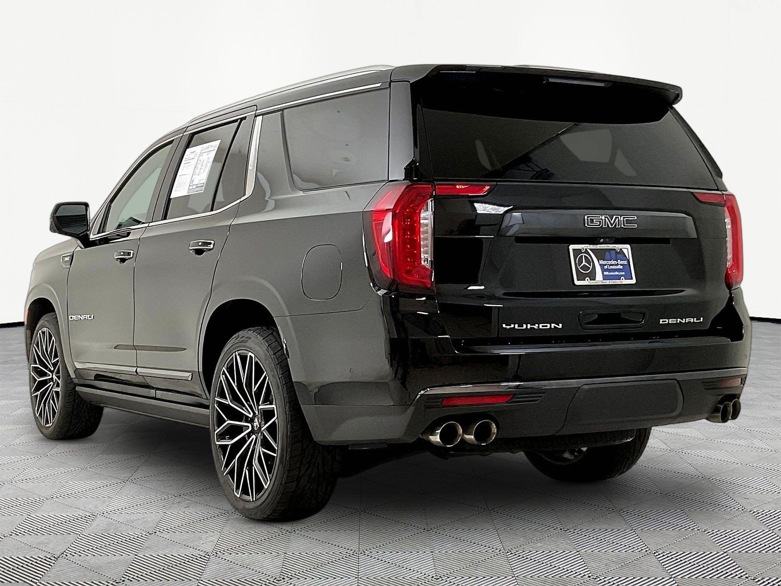 Used 2024 GMC Yukon Denali Ultimate AWD/4WD image 4