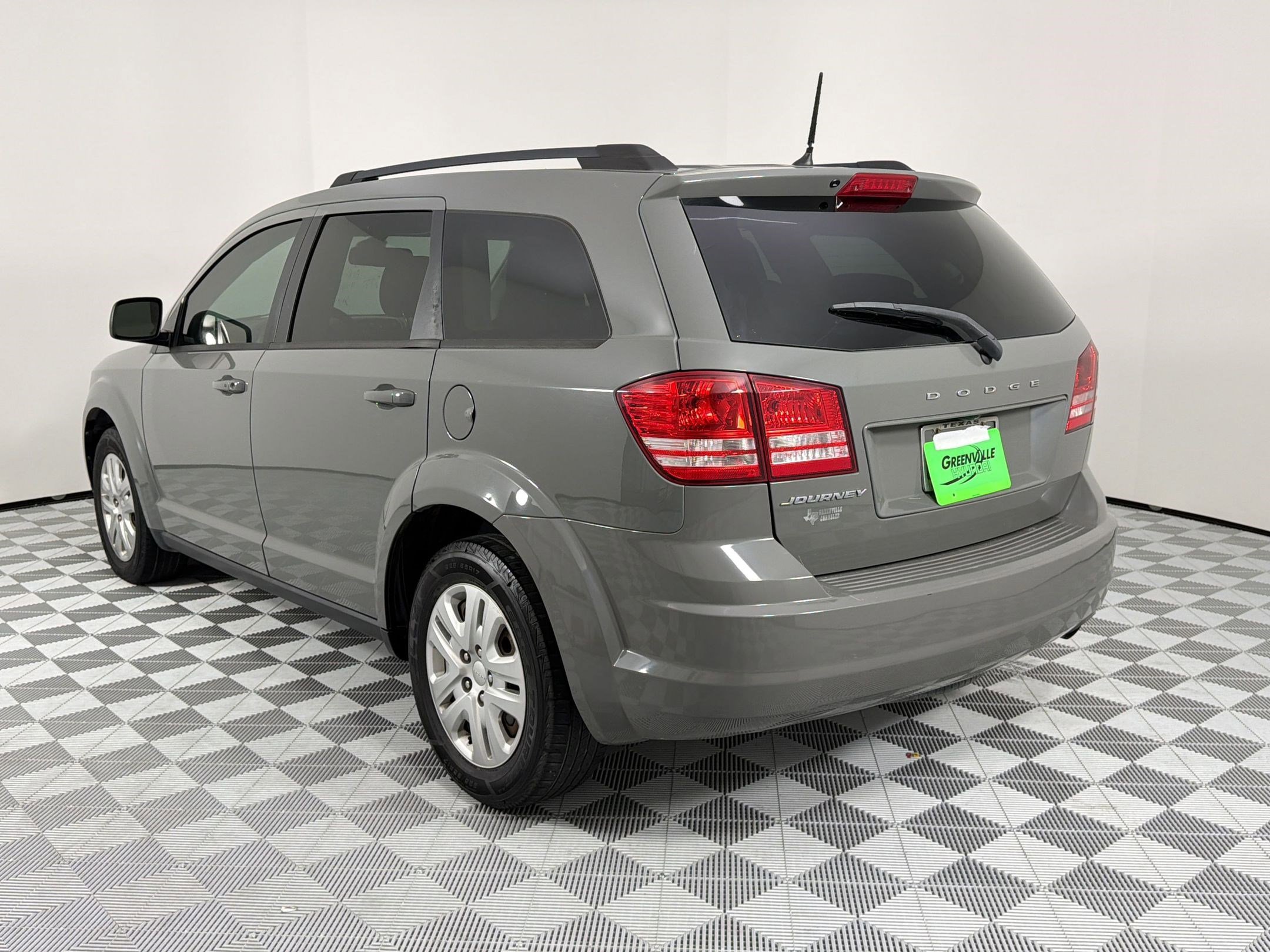 Used 2019 Dodge Journey SE FWD image 3