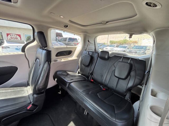 Used 2019 Chrysler Pacifica Touring-L Plus FWD image 18