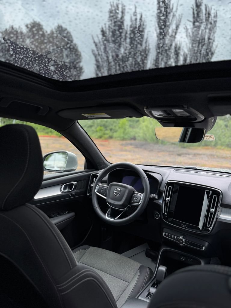 Used 2024 Volvo XC40 B5 Core AWD/4WD image 32