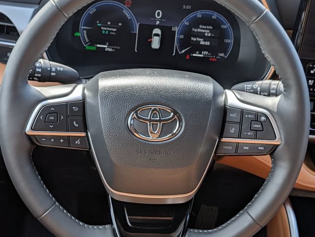 Certified 2024 Toyota Highlander Platinum AWD/4WD image 12
