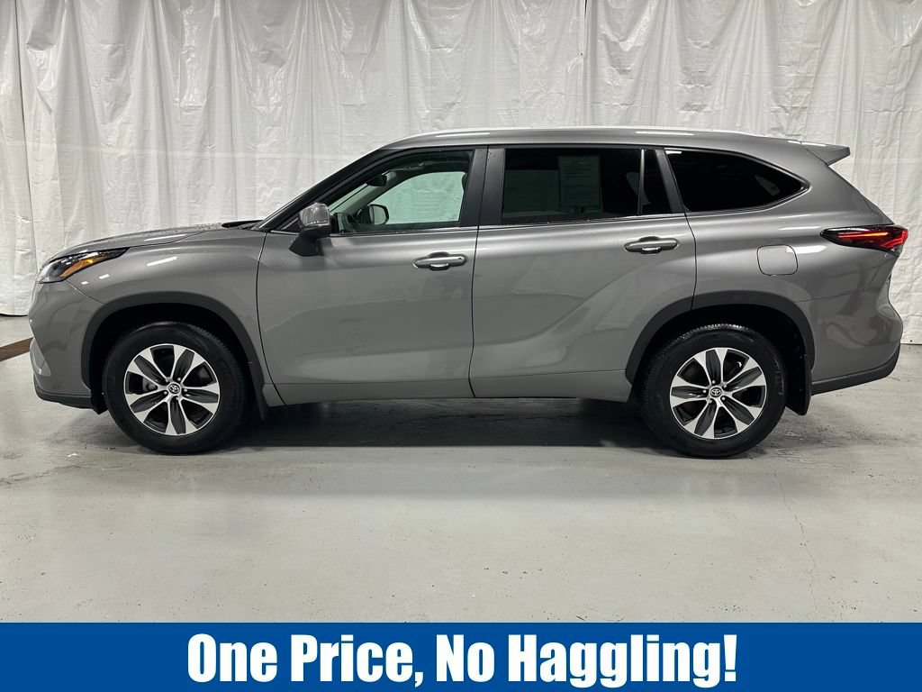 Used 2025 Toyota Highlander XLE AWD/4WD image 4