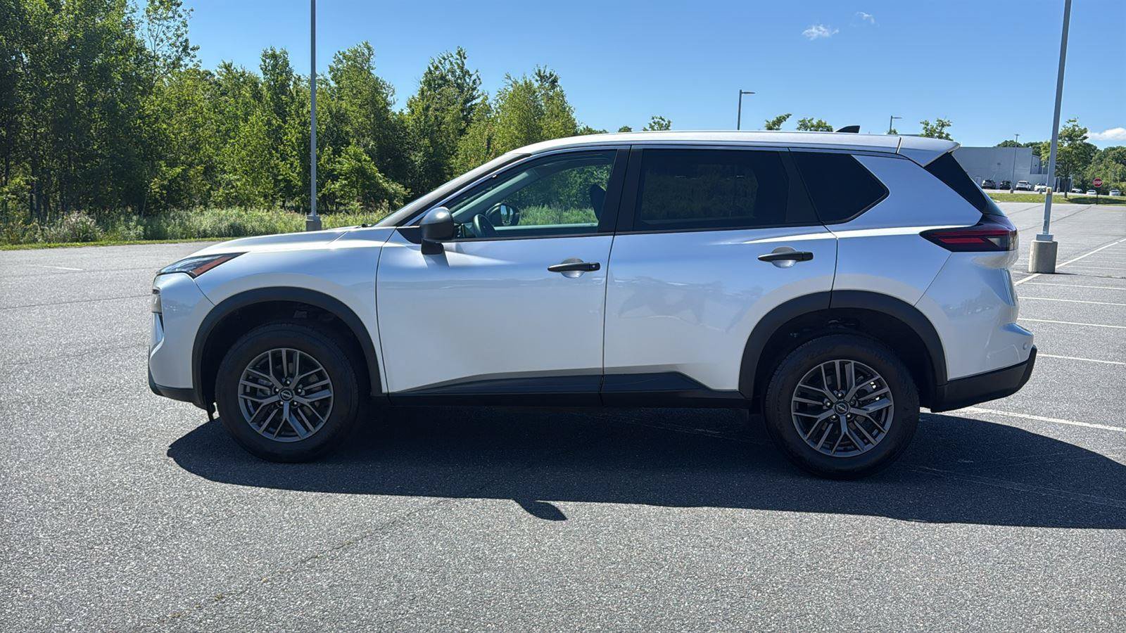 Used 2025 Nissan Rogue S AWD/4WD image 9