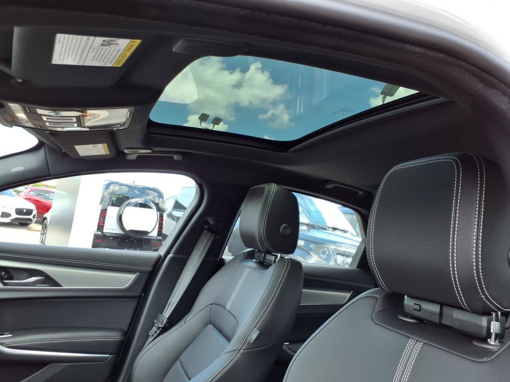 Used 2024 Jaguar XF R-Dynamic SE AWD/4WD image 11