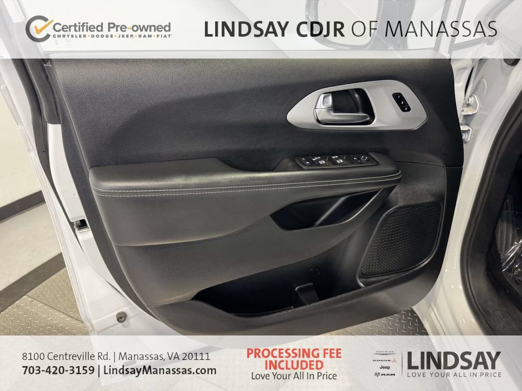 Certified 2025 Chrysler Pacifica Limited FWD image 18