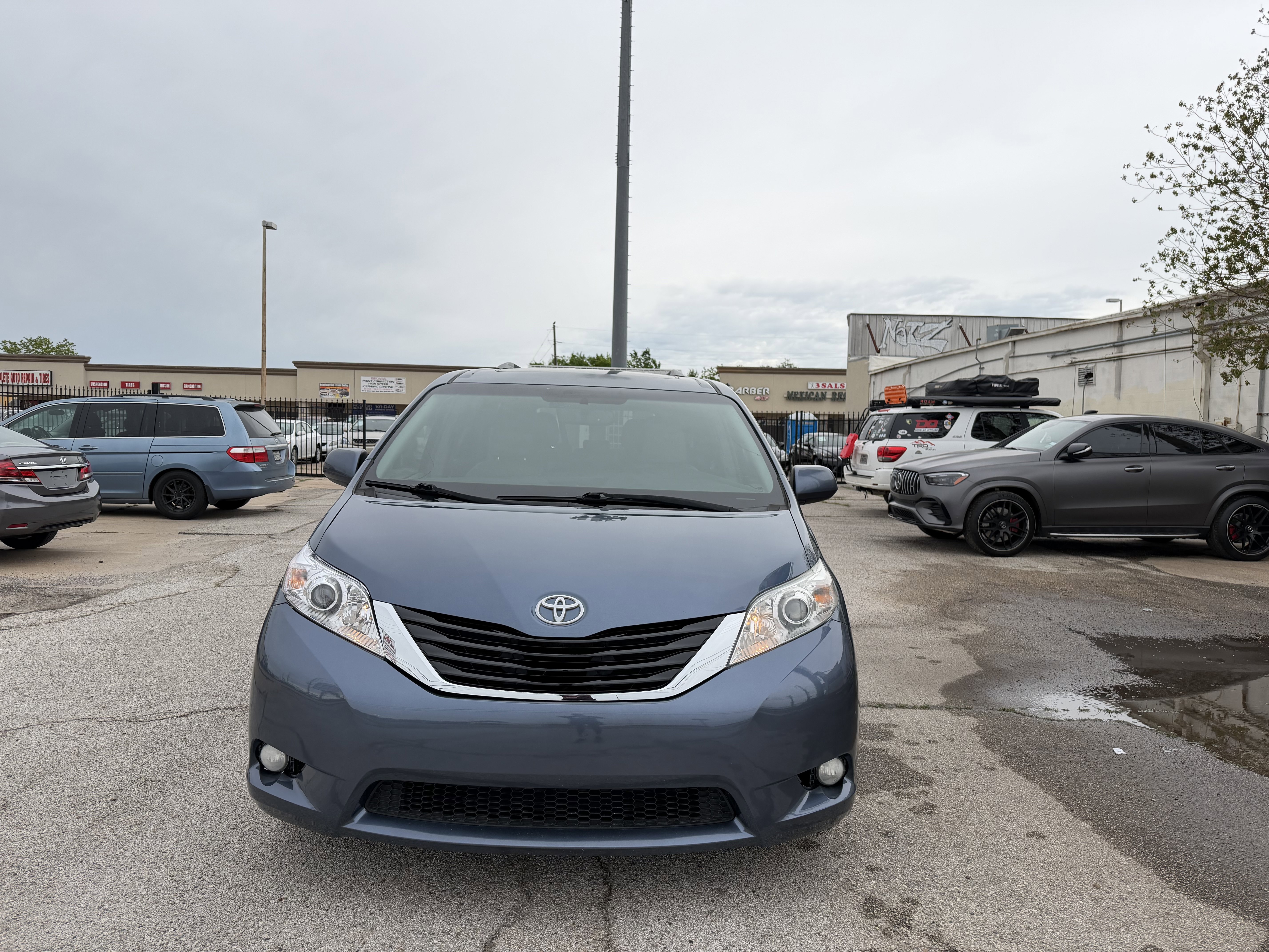 Used 2017 Toyota Sienna XLE w/ XLE Navigation Package image 5