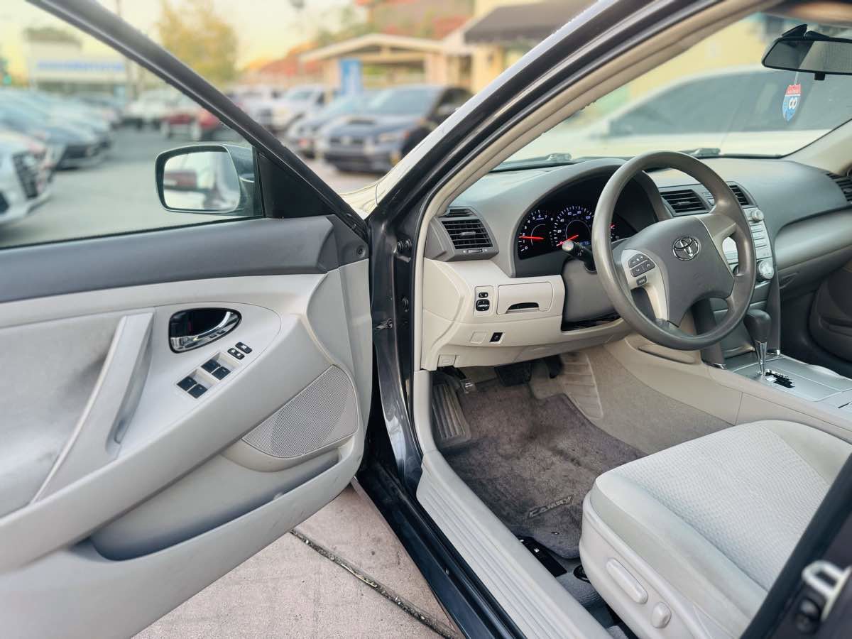 Used 2011 Toyota Camry LE image 11