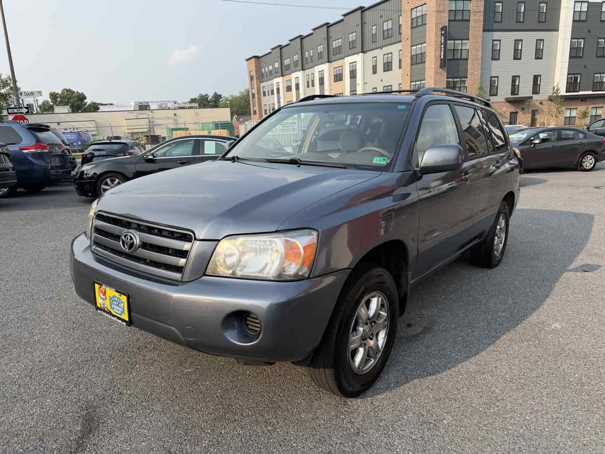 Used 2005 Toyota Highlander 2WD V6 w/ 3rd Row image 3
