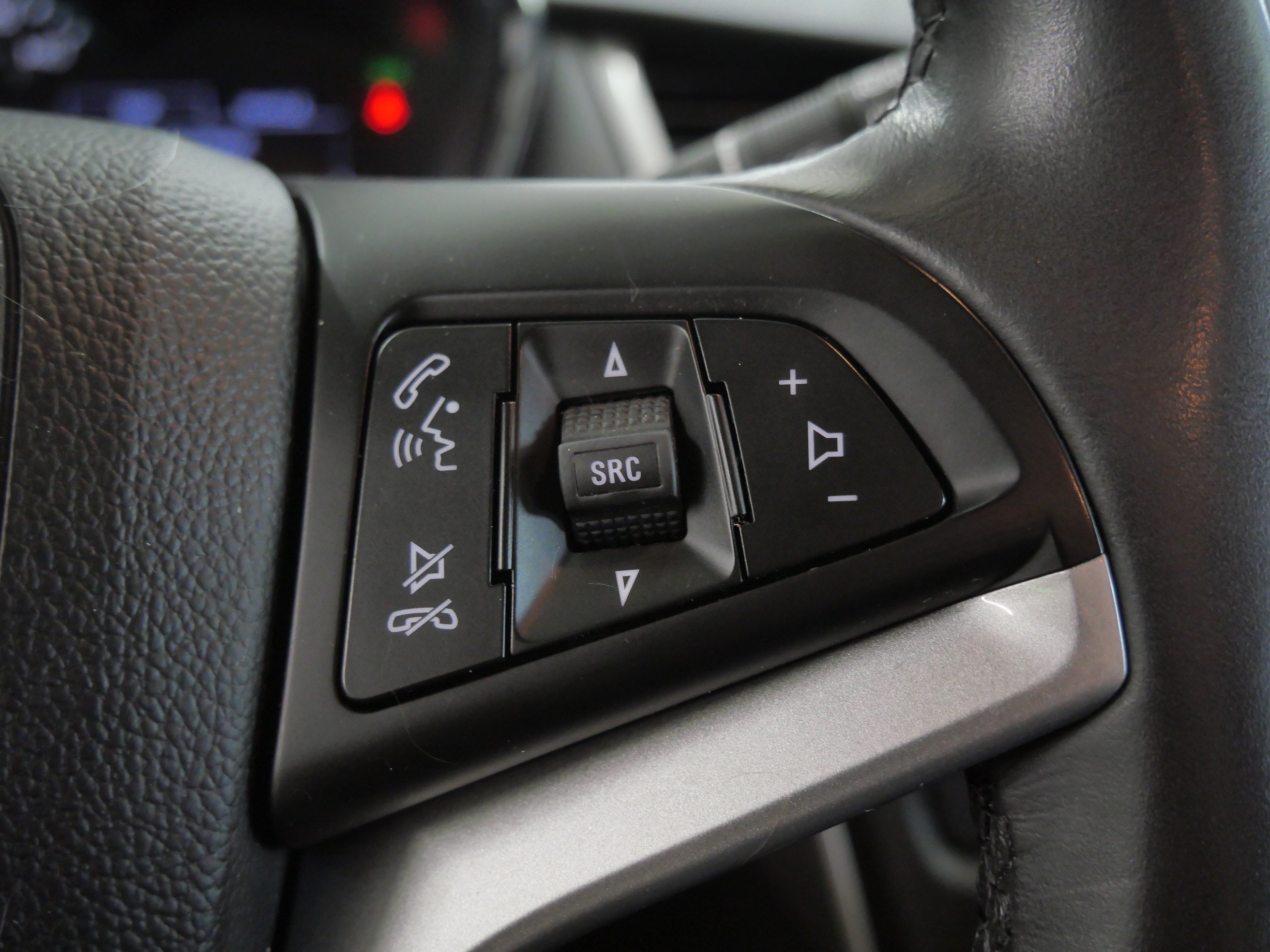 Used 2020 Chevrolet Trax LT w/ LT Convenience Package AWD/4WD image 28