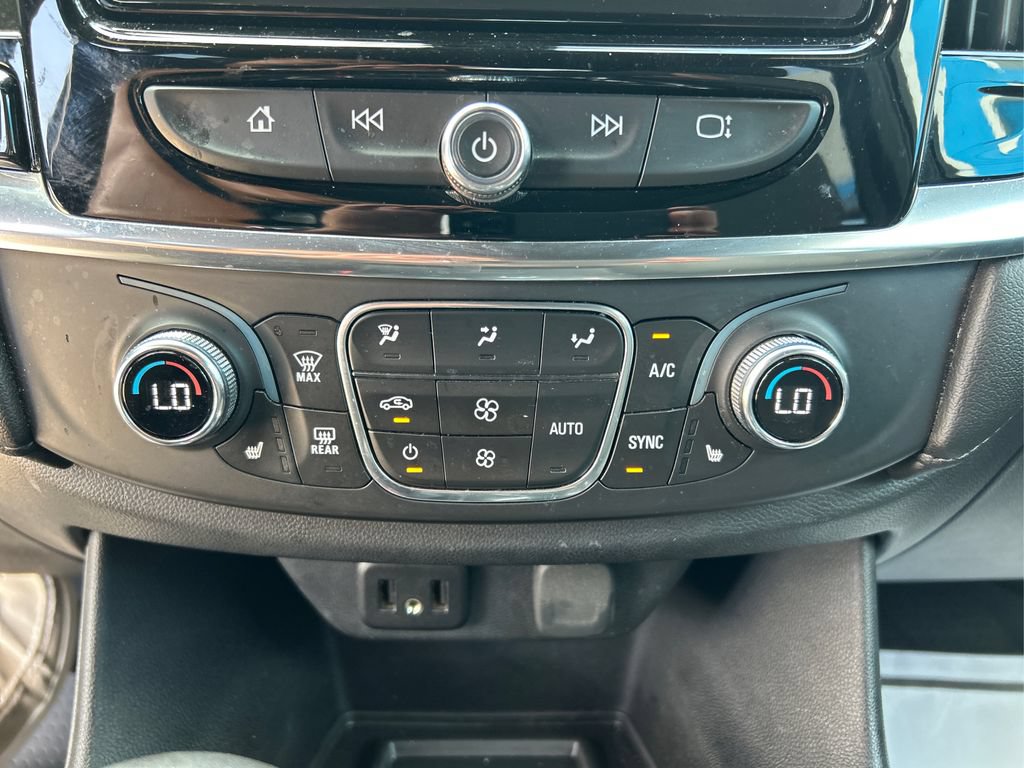 Used 2022 Chevrolet Traverse LT FWD image 23