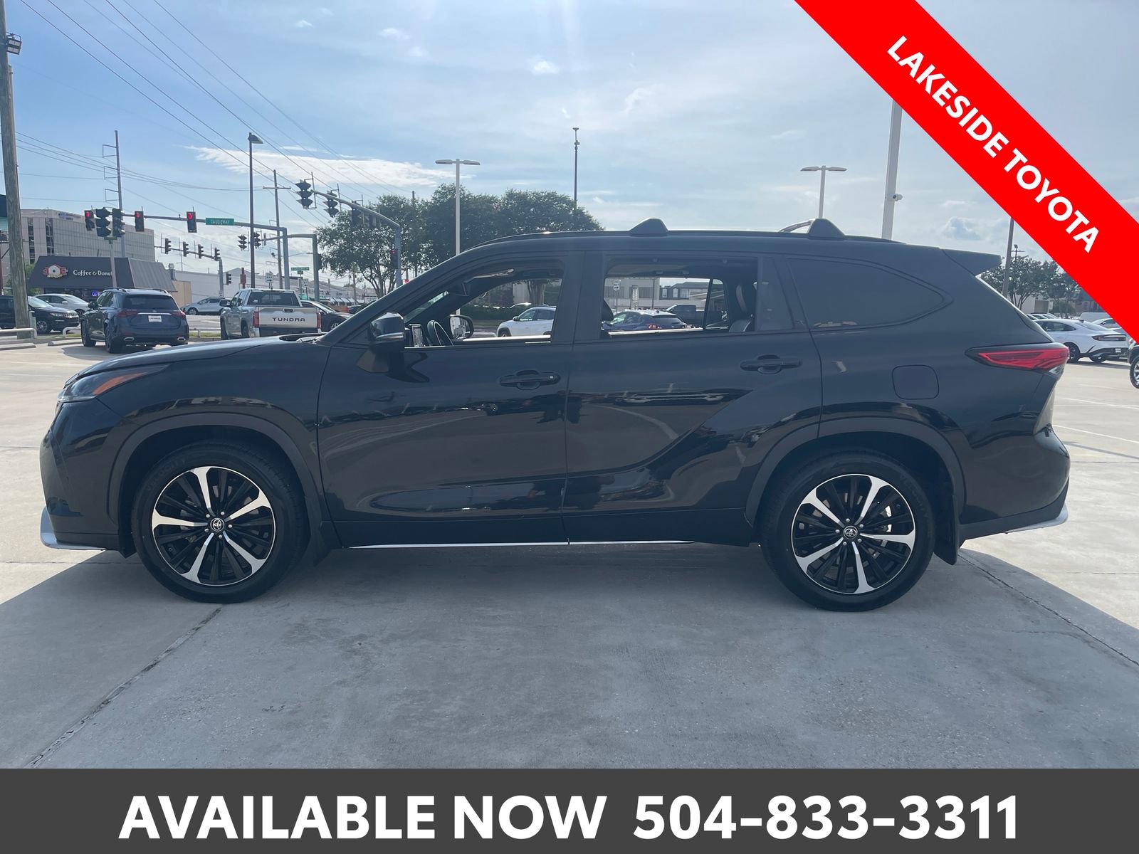 Used 2021 Toyota Highlander XSE FWD image 2