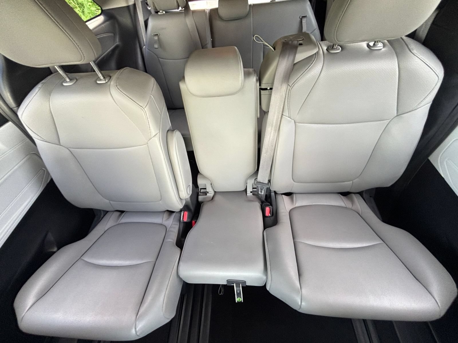 Used 2025 Toyota Sienna XLE FWD image 41