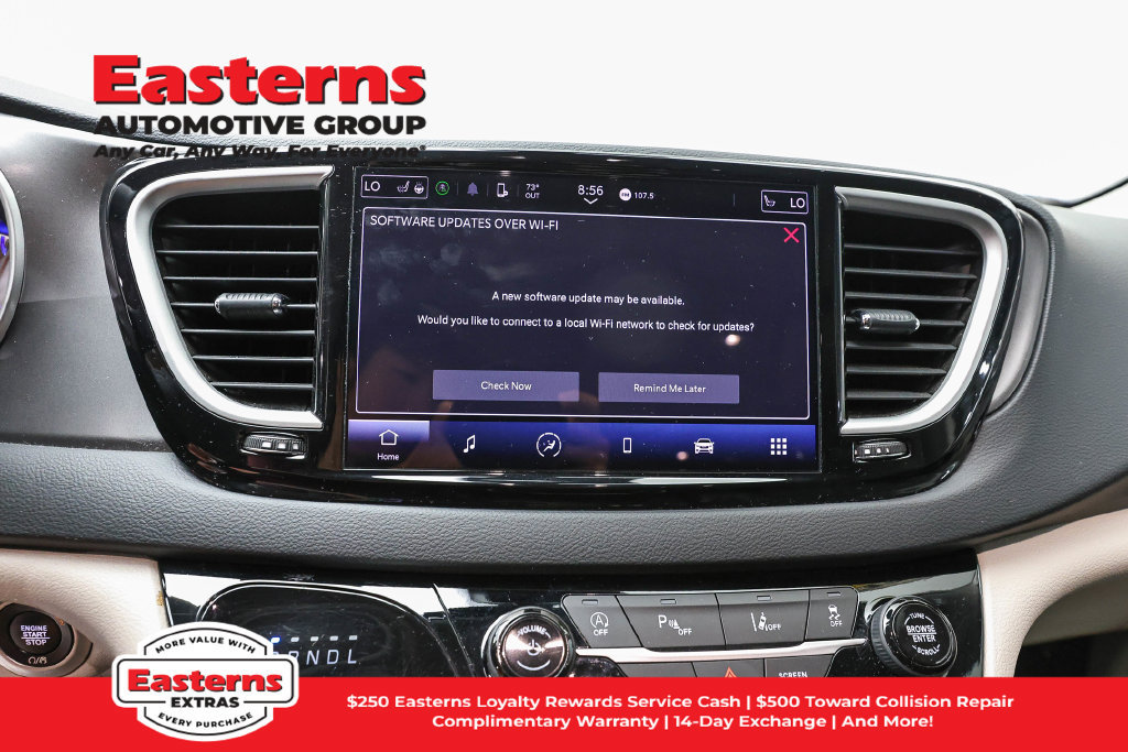 Used 2023 Chrysler Pacifica Touring-L FWD image 13