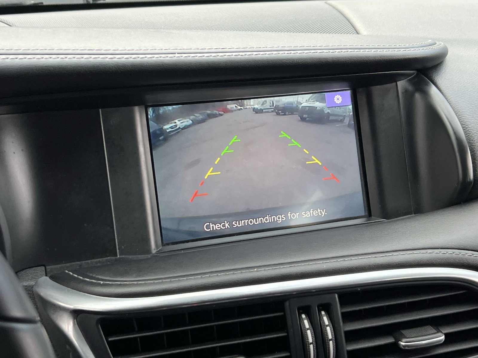 Used 2017 INFINITI QX30 AWD image 16