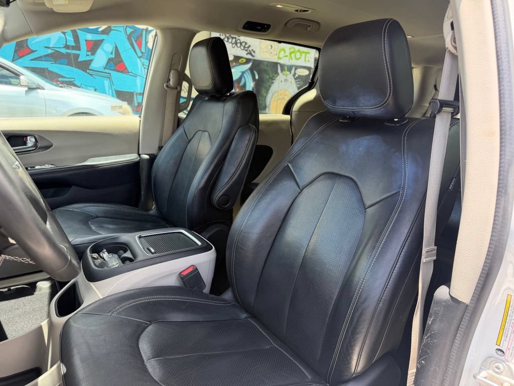 Used 2022 Chrysler Pacifica Touring-L FWD image 8
