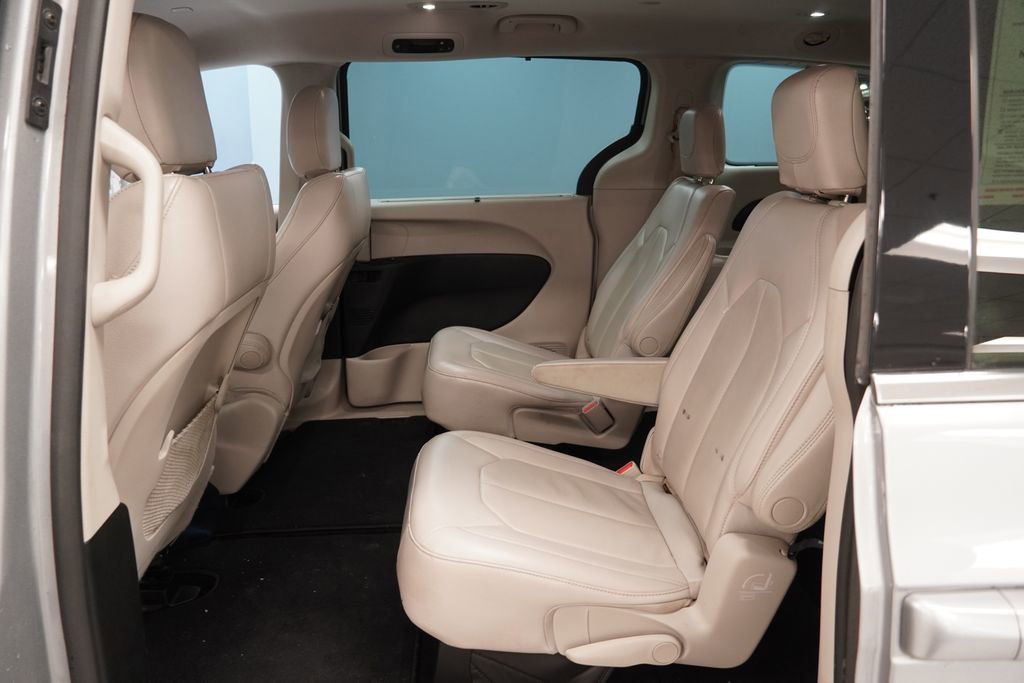 Used 2018 Chrysler Pacifica Touring-L FWD image 23