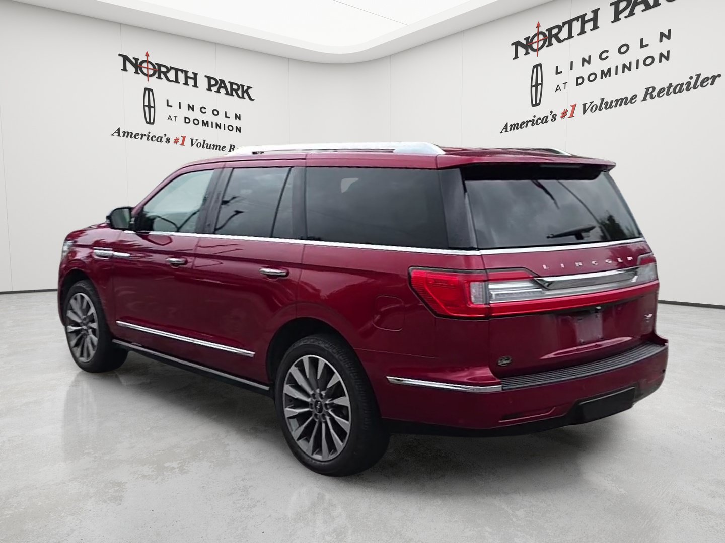 Used 2018 Lincoln Navigator Select w/ Technology Package RWD image 3