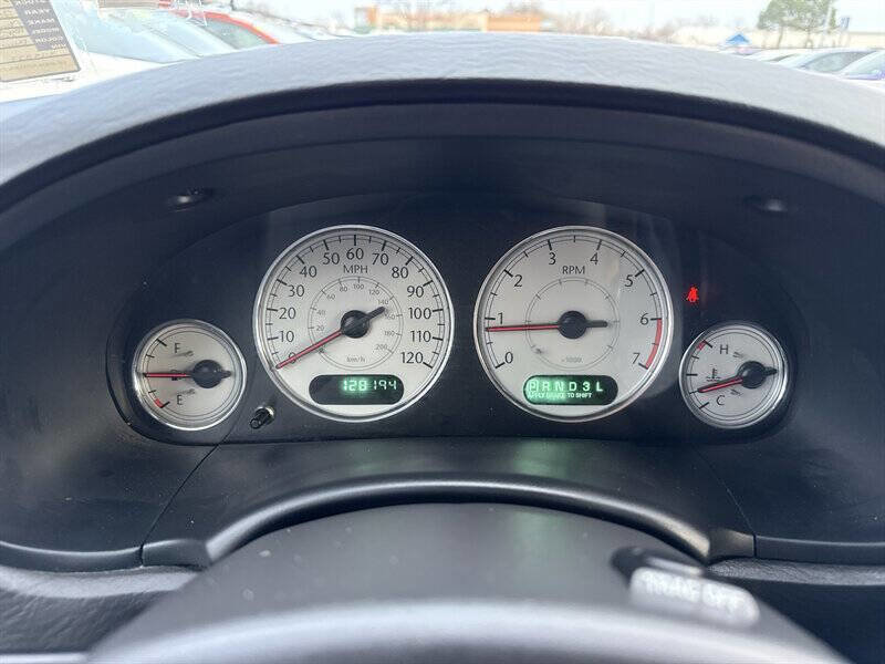 Used 2005 Chrysler Town & Country Touring w/ Luxury Group image 24