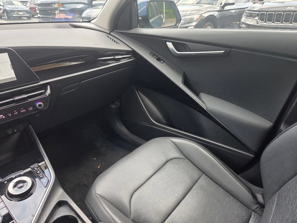 Used 2023 Kia Niro SX Touring FWD image 16