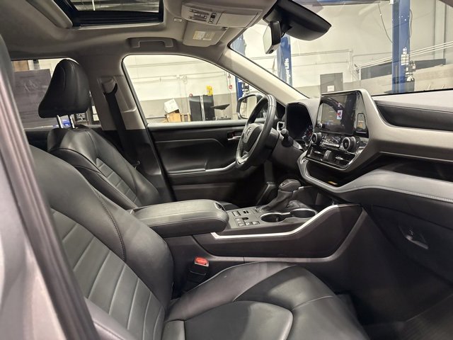 Certified 2024 Toyota Highlander XLE image 32