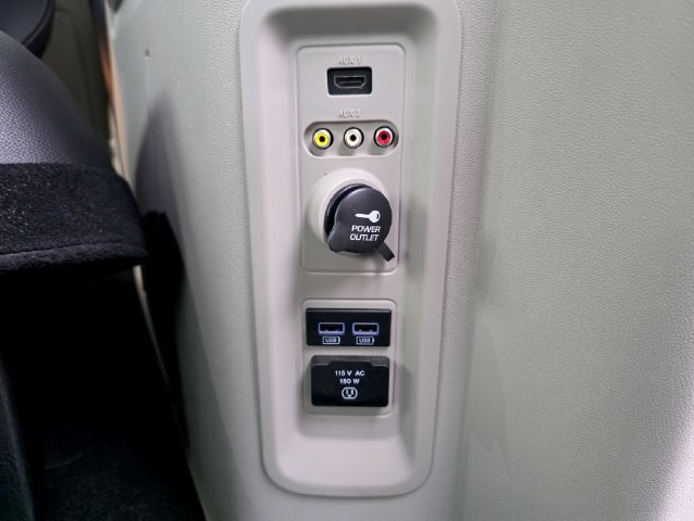 Used 2014 Chrysler Town & Country Touring FWD image 30