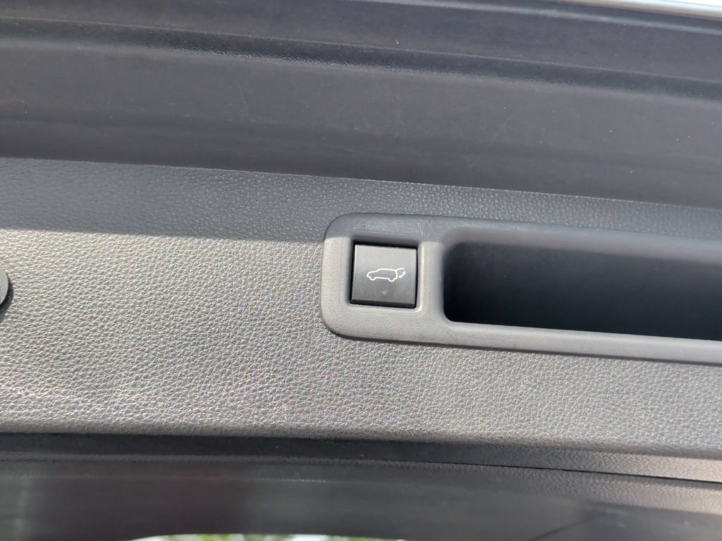 Used 2021 Toyota Highlander XLE FWD image 25