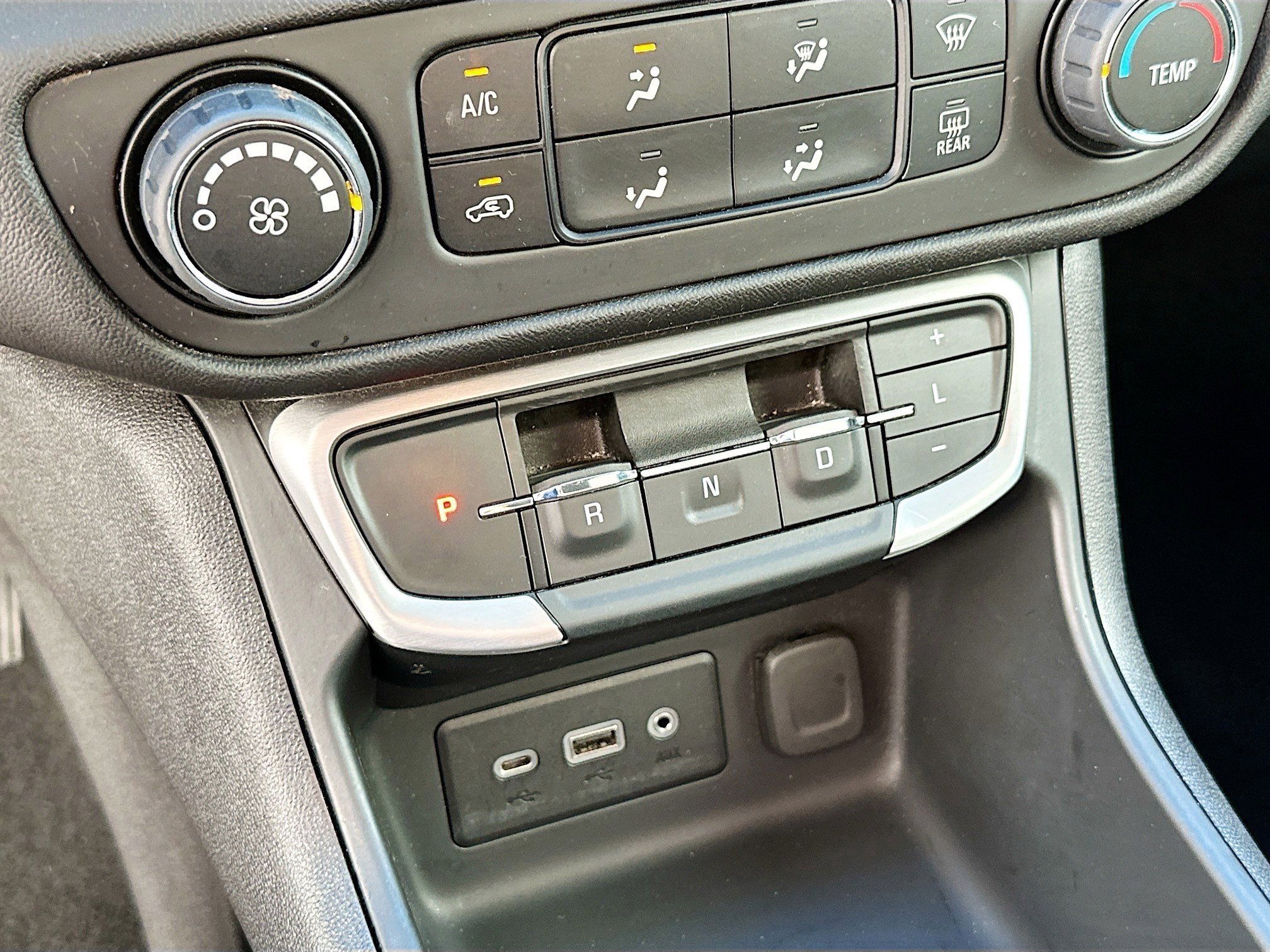 Used 2024 GMC Terrain SLE image 23